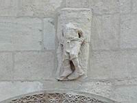Lyon, Abbaye d'Ainay, Clocher-porche, Statue, Homme (tete cassee) (1)